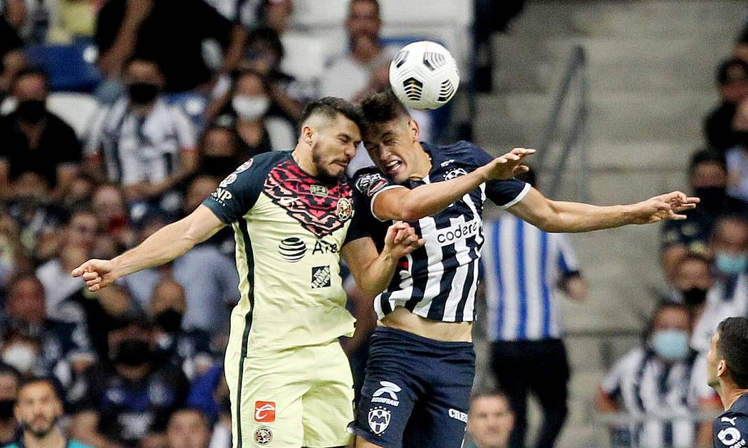 Um jogador de cada time (América e Monterrey) disputando uma bola no alto na grande final.