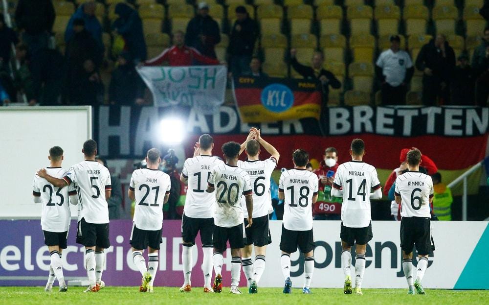 Jogadores da Alemanha comemorando uma vitória com a sua torcida 