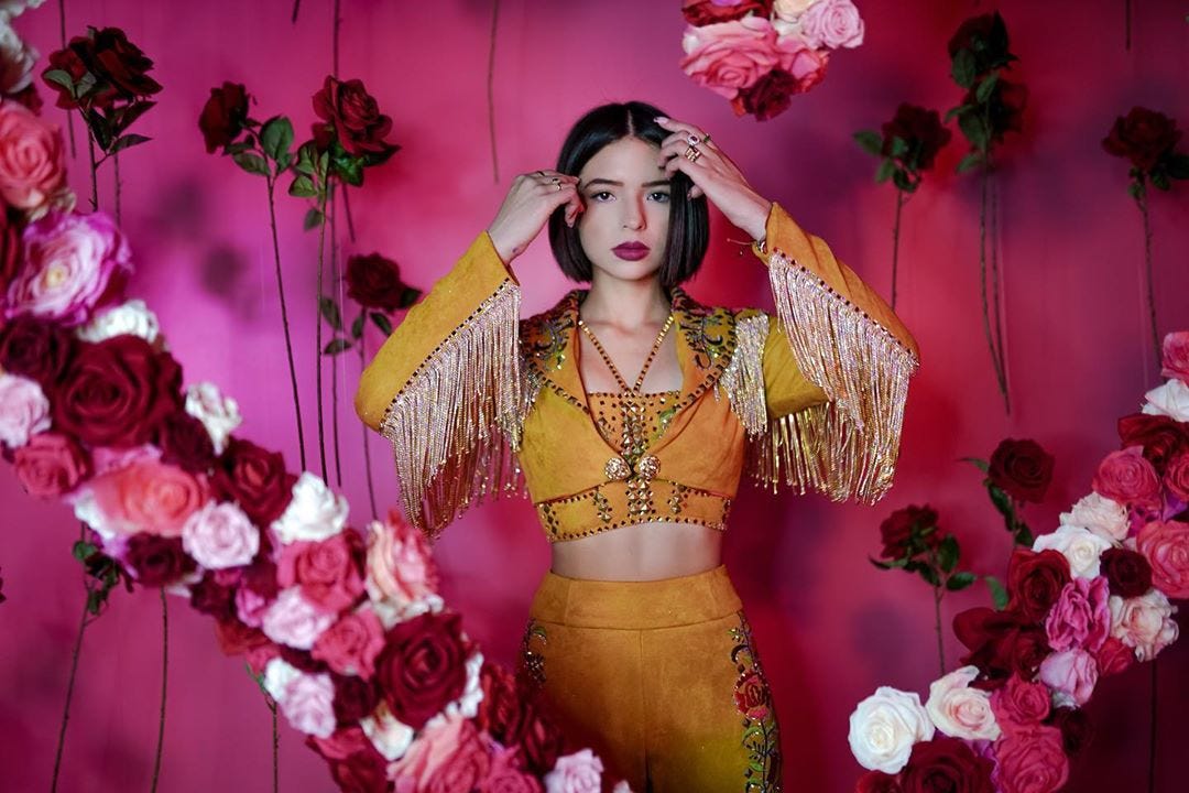 Ángela Aguilar estrena video de 'Como la Flor' - Radiovisa Guayma...