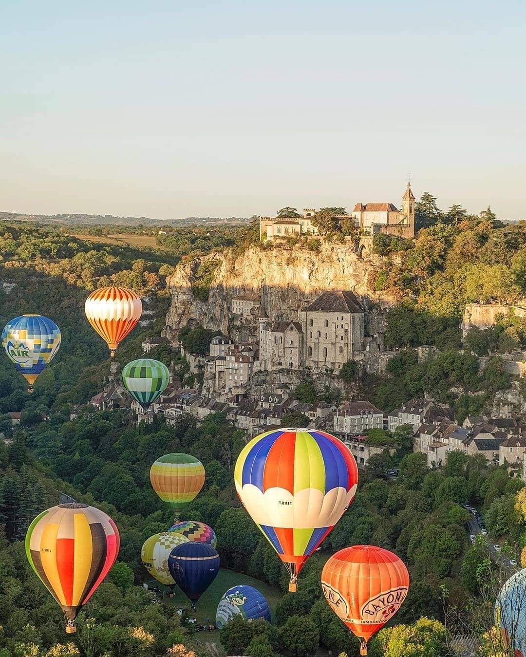 Visite En Montgolfiere Du Village De Rocamadour Pour Voir Falaise Dans Le Centre Sud De La France By Notre Monde Medium