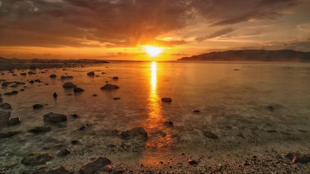 Menikmati Pesona Pantai Seger Lombok yang Menawan | by Pergi.com | Pergi.com | Medium