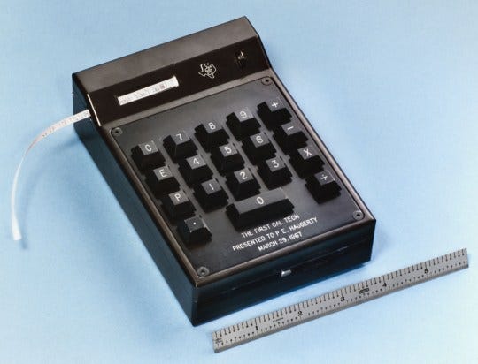 En 1967, la primera calculadora de mano lanzada por Texas Instruments, simplifica notablemente el procesamiento de información financiera.