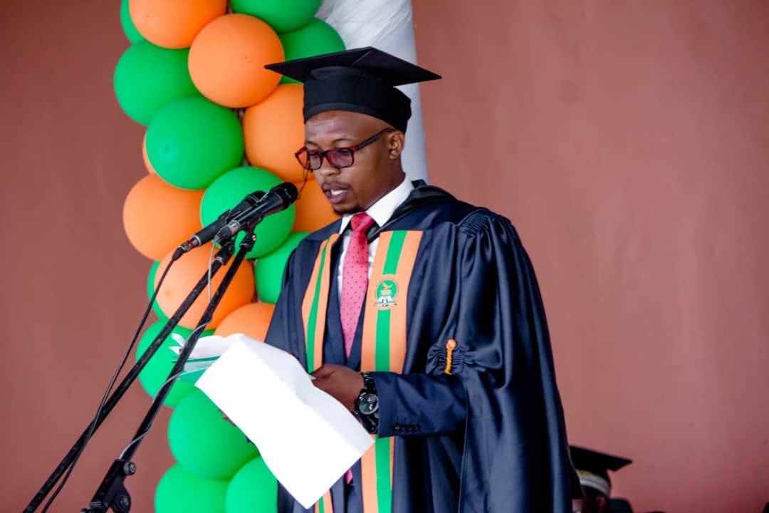 What are the features of a commencement speech picture