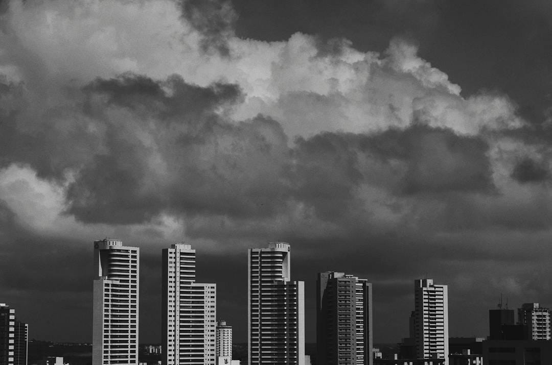 Céu nublado, nuvens carregadas e um texto sem muito sentido | by Pedro Pessoa | Medium