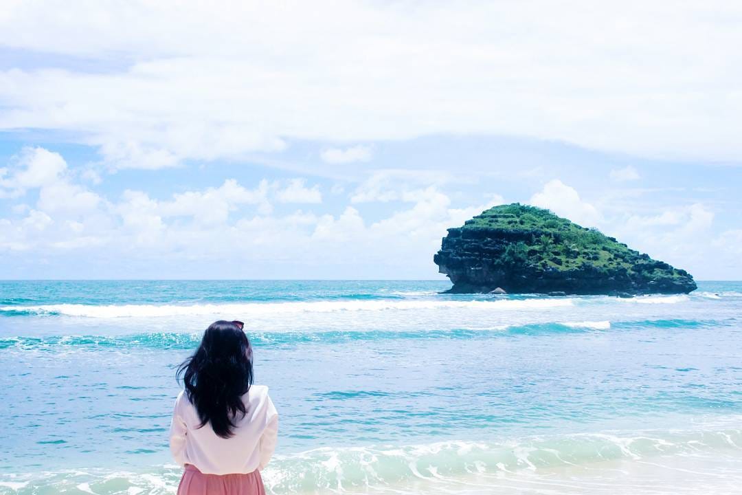 Cantiknya Ombak Kelas Dunia Di Pantai Watu Karung Pacitan