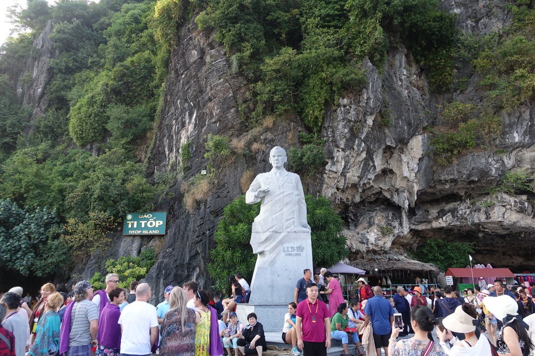 下龍灣 島嶼中的秘密 我們在海風栩栩吹來的甲板上 航向第一個島嶼 英雄島 Ti Top By 麥克滑司機 Medium