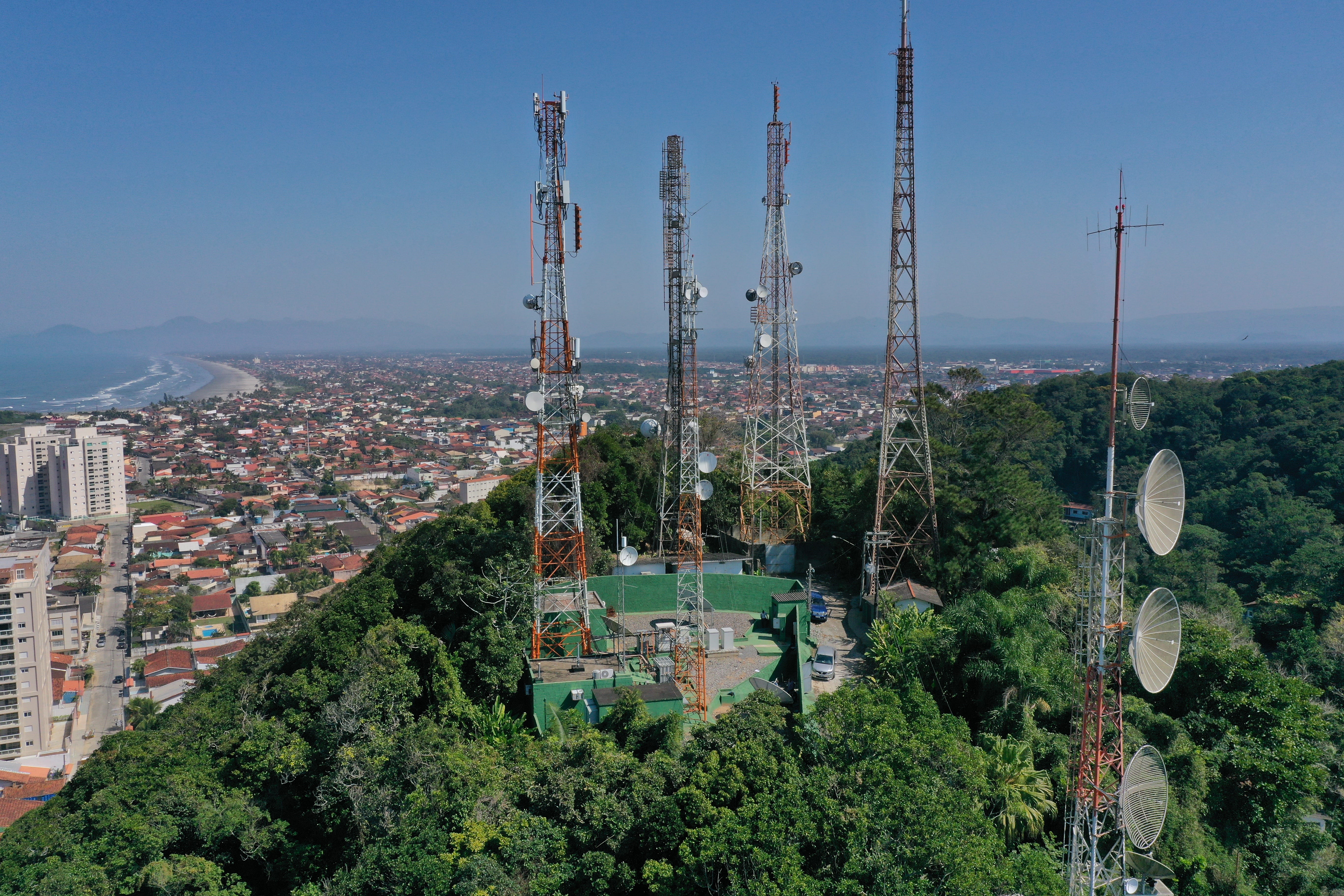 Conjunto de torres de telecomunicações em Itanhaém — SP 10/08/2020