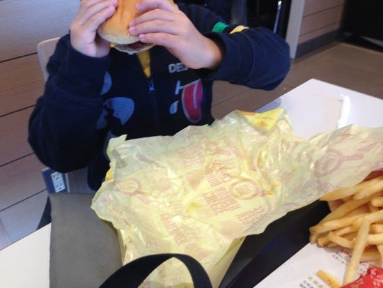子供にはマクドナルドを食べさせるべきじゃない 子供はマクドナルドが大好きです By 内田敦 イクメン税理士 Medium