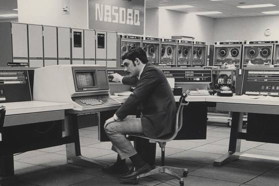 El mercado automatizado del NASDAQ fue un paso importante hacia el abandono de la compra/venta de acciones en el piso de la bolsa, una costumbre que remontaba hasta el siglo XVII.