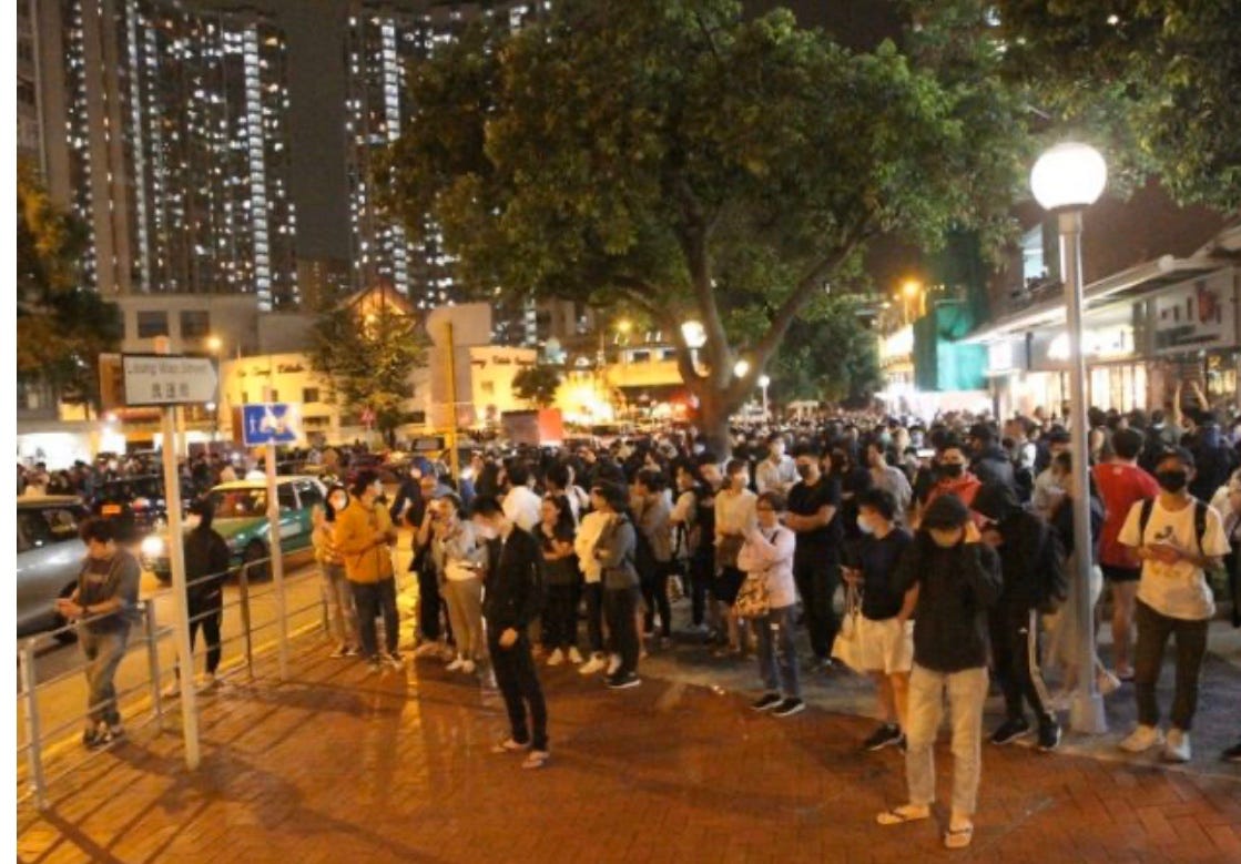 屯門居民圍黑警基地要求交代不明氣體 由於有網民指不明氣體是催淚彈 由警察大興行動基地洩出 近1000人包圍基地叫口號 By C Y S Medium 屯門居民圍黑警基地要求交代不明氣體 由於有網民指不明氣體是催淚彈 由警察大興行動基地洩出 近1000人包圍基地叫口號 By C Y S Medium