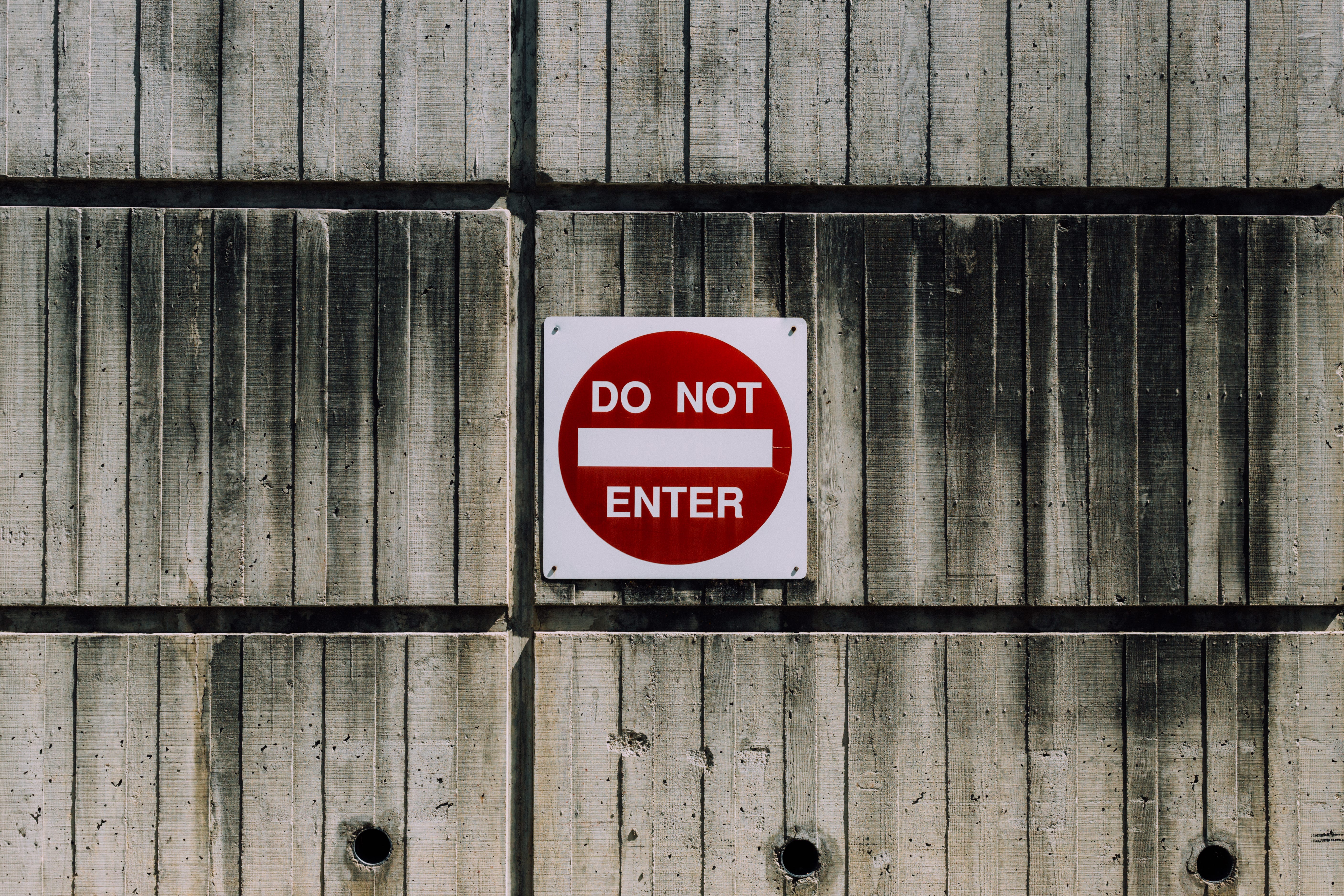 Panneau d’interdiction qui dit “ne pas entrer”
