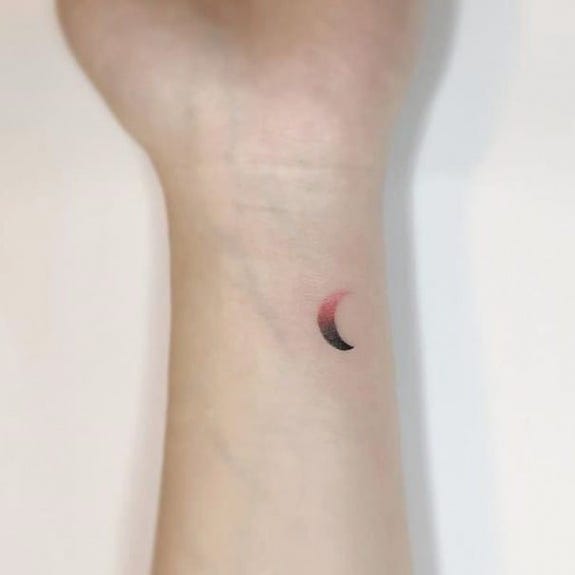 Red Moon Tattoo - Madara And Red Moon Lines And Black Was Healed Done On Edward Fokas Thank You So Much Man For An Amazing First Tattoo Studio Xiii Gallery : Full moon several superstitions have arisen in relation to the full moon: