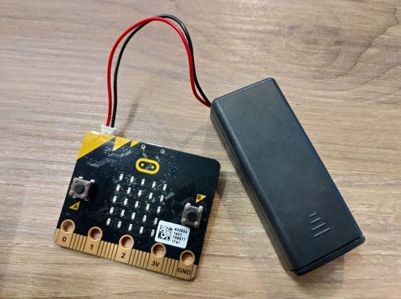 Micro Bit 自我介紹 108課綱已經開始實行 其中最重要的就是程式教育 今天我們介紹的micro Bi By Makerus Makerus 渴思雜誌社 Medium