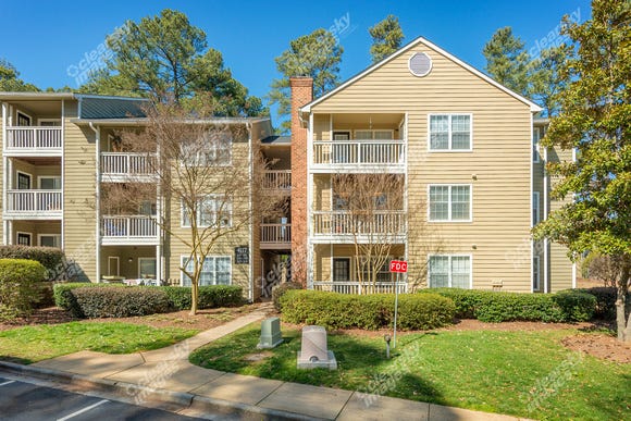 Lake Lynn Drive ที่ซึ่งสเตฟานี่ อาศัยอยู่กับดีแอนนา น้องสาวของเธอ Bridgeport Apartments