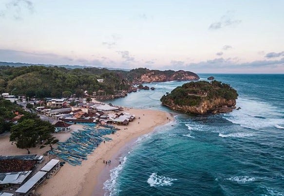 Pesona Pantai Perawan, Pantai Drini, Tempat Wisata Unik Di ...