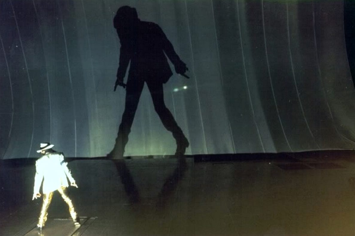 O que há atrás da cortina?. ''Através de sua música, dança e moda… | by MJ  Beats | MJ Beats | Tudo sobre Michael Jackson