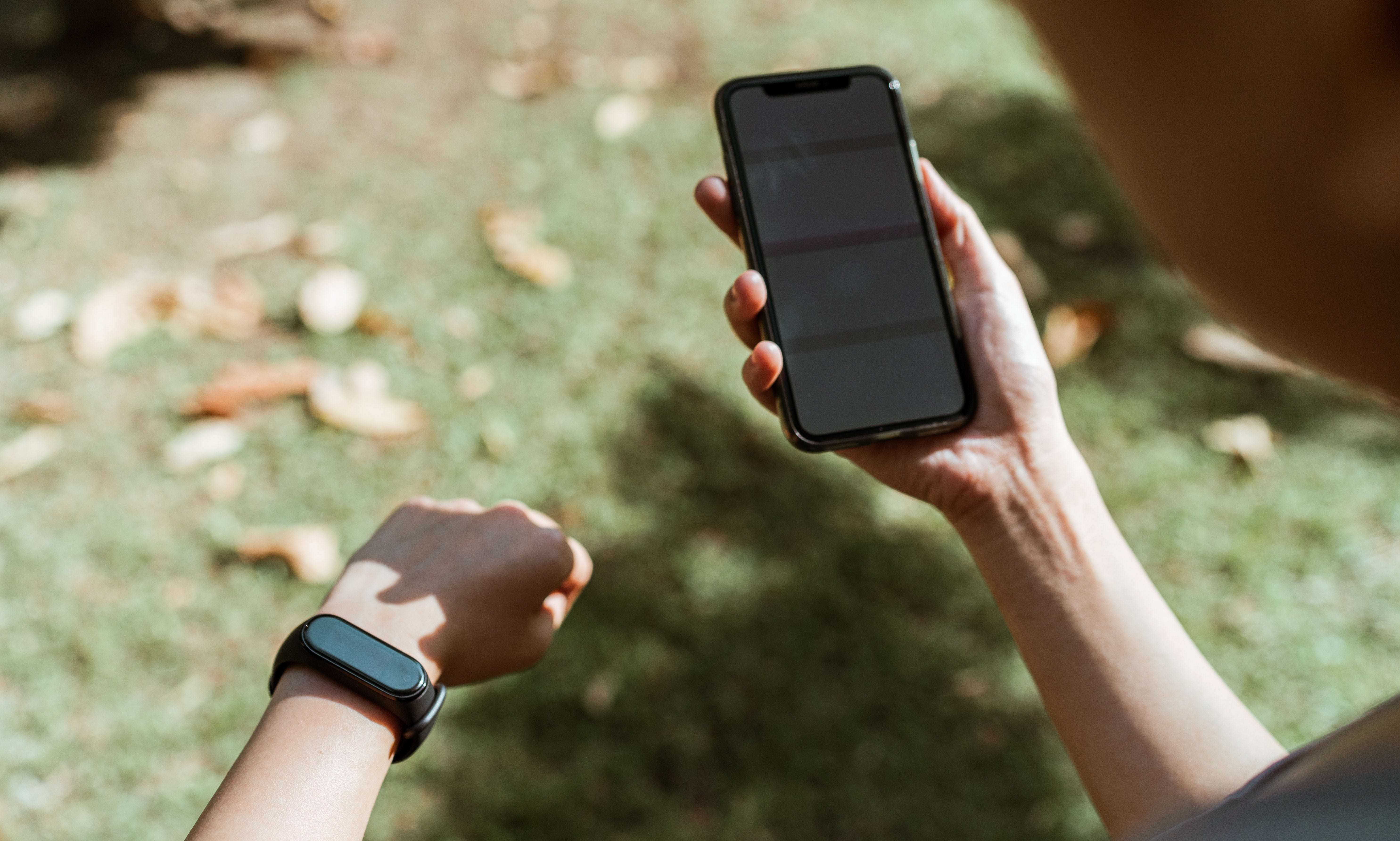 Wearable devices and biosensors for outdoor use require innovative designs and novel materials capable of keeping down their temperature, even in sunlight | Photo courtesy: Ketut Subiyanto at Pexels