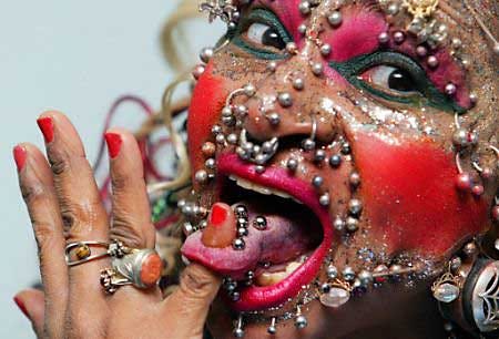 Vrouw met meeste piercings ter wereld vreest thuisland | by Roel Cobben |  Roel's Weblog