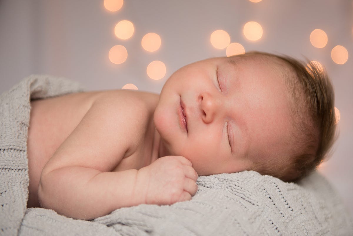 bébés sourient en dormant