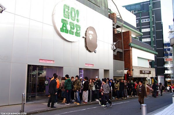 Cửa hàng bán quần áo bape tại harajuku Nhật Bản
