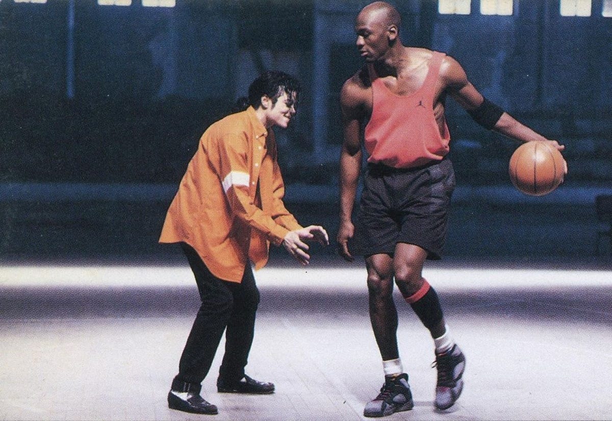 Michael Jordan ensinou basquete a Michael Jackson e Jackson ensinou Jordan  a fazer o Moonwalk | by MJ Beats | MJ Beats | Tudo sobre Michael Jackson