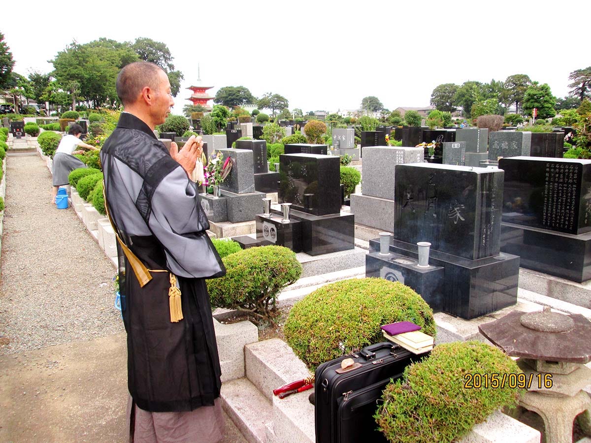 帶著虛擬眼鏡線上掃墓專業職人協助墓園檢查維護 每年八月是日本人固定返鄉掃墓祭祖的日子 但是今年的掃墓因為日本全國新冠病毒疫情持 By Joel Fukuzawa Medium