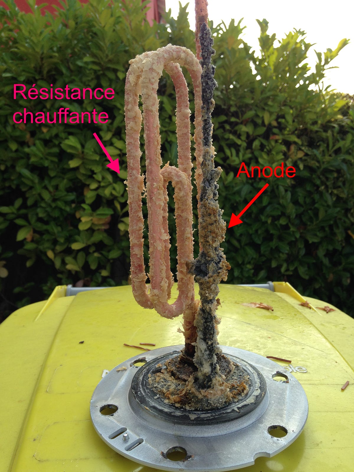 Nettoyer et changer l’anode magnésium d’un ballon d’eau chaude vertical sur socle (VS) | by