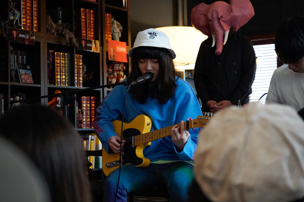 持修專訪｜六年前，有個頂著爆炸頭的男孩. 六年前，有個頂著爆炸頭的男孩，在師大附中活動中心的舞台上唱著 Bruno… | by 硬地街 Indie Fever | Medium