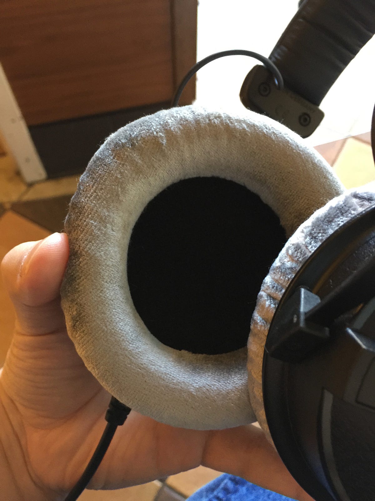 wireless headphones with large ear cups