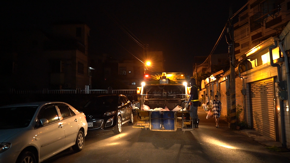 城市街景無名英雄 清潔隊員 清潔隊員的任務 不只在夜晚循線收運垃圾 幾近一整天 民眾皆可在街道上發現他們的身 By 中正e報 中正e報