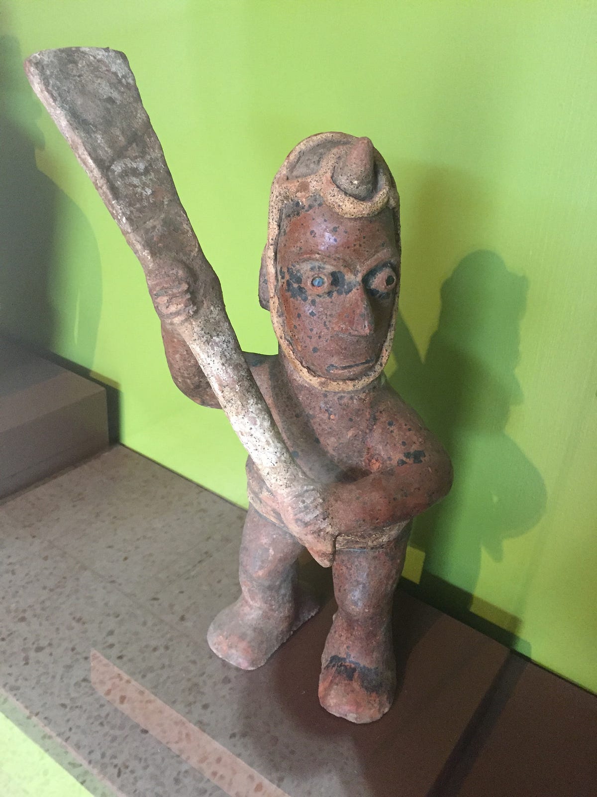 Sacerdoteguerrero habitual en las tumbas de tiro de Colima. by