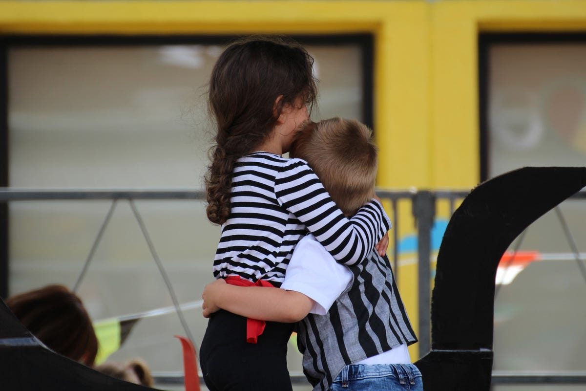 Under the rug. The power of conversations that sting by Kirstin