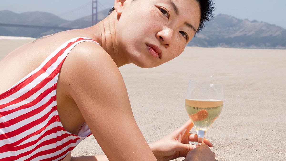 Alcohol and acne can drinking cause breakouts? by Curology Team