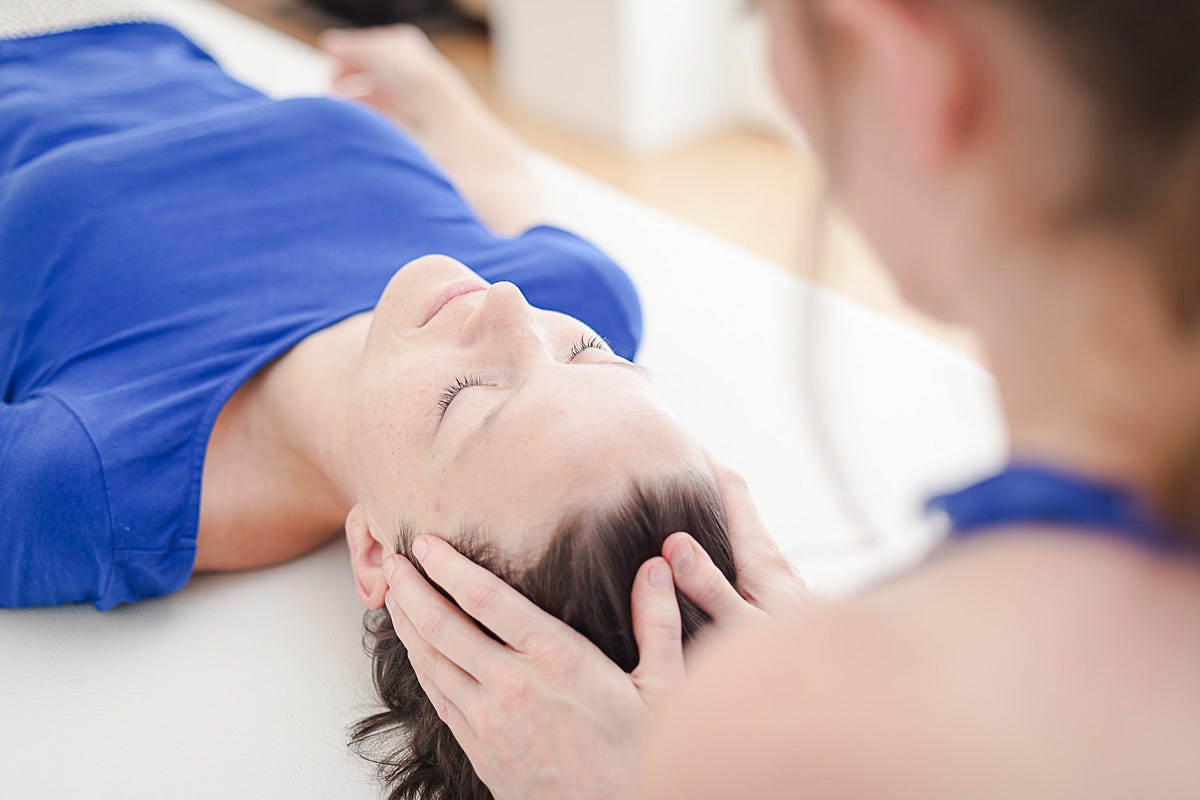 Inquiry by touch … in a bodywork session | by Daniela Razocher | Medium