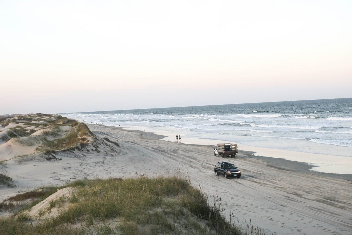 2/10 of my discoveries in the US. A 4 wheel drive on the beach — Outer