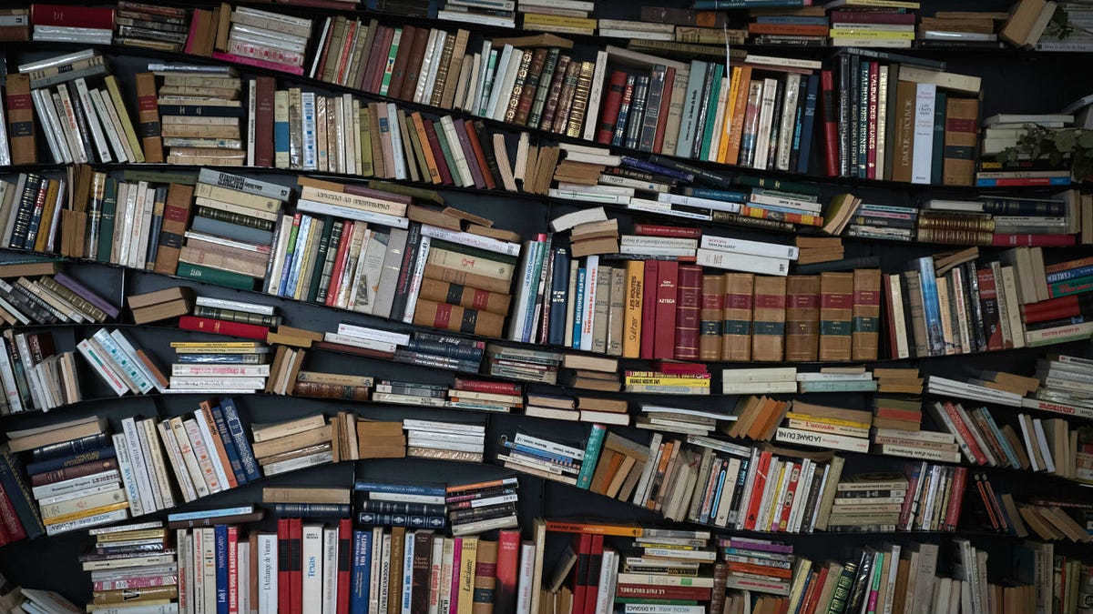 ¿Leer está sobrevalorado?. Una pregunta digna de reflexión. | by Jadiar