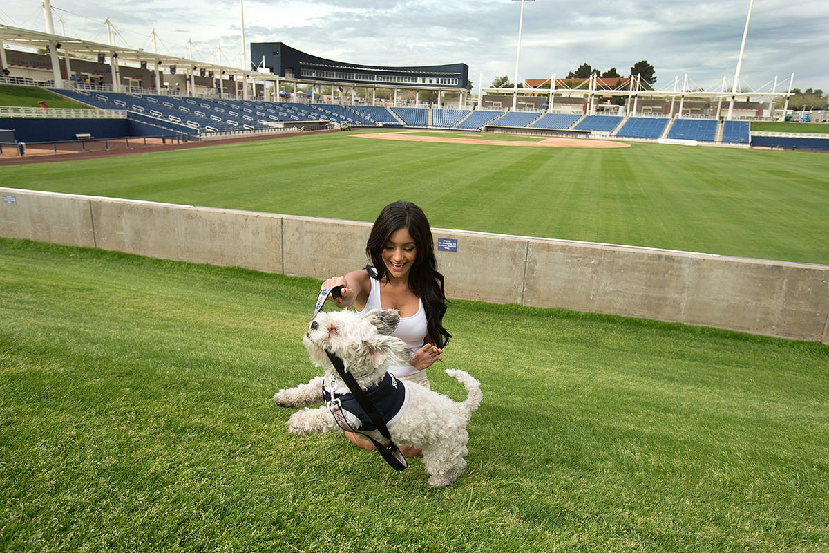 Melanie Iglesias of “Off the Bat from the MLB Fan Cave” Visits Hank