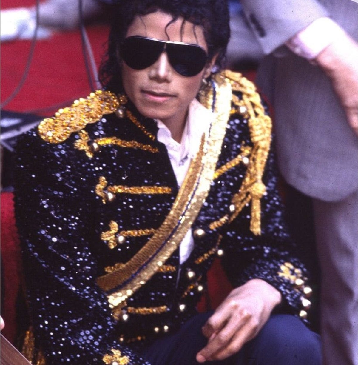 Michael Jackson e o brilho. Meias brilhantes, uniformes, uma única… | by MJ  Beats | MJ Beats | Tudo sobre Michael Jackson