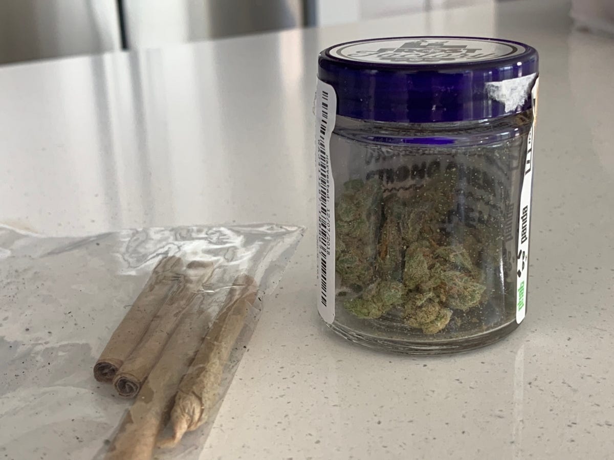 關於我抽大麻的體驗 我住在一個大麻完全合法的州 不管是要買要吸要種都可以 離我家最近的店也就有在賣大 By 小恩恩