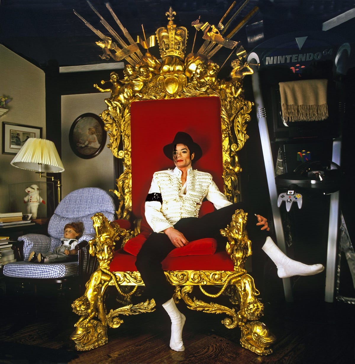 O Rei em seu Trono. ''No quarto de Michael, estava a… | by MJ Beats | MJ  Beats | Tudo sobre Michael Jackson
