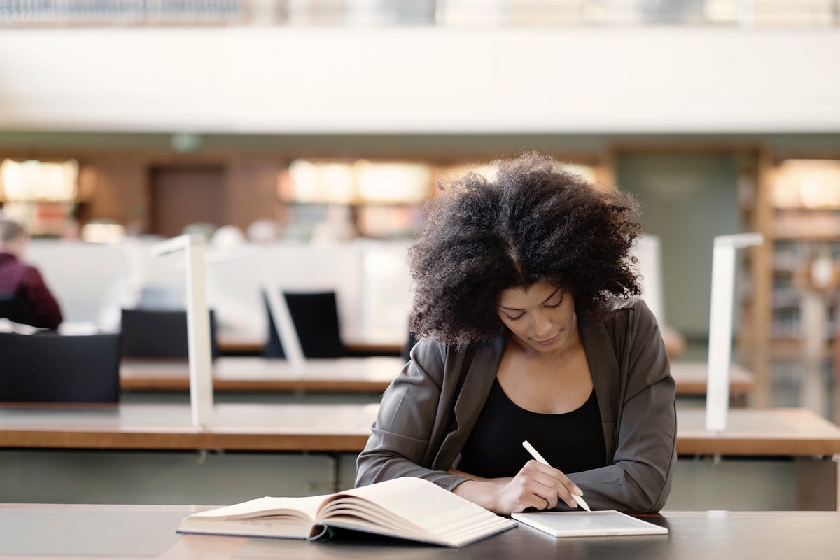 5 reasons why hand writing notes while studying improves your learning