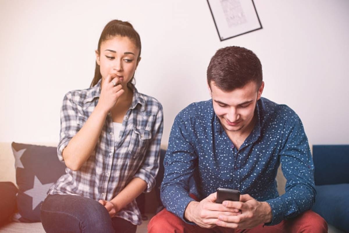 Programa Para Espiar Contraseñas De Facebook Aplicaciones para espiar y relaciones tóxicas | by Redacción Alma Mater |  Revista Alma Mater | Medium