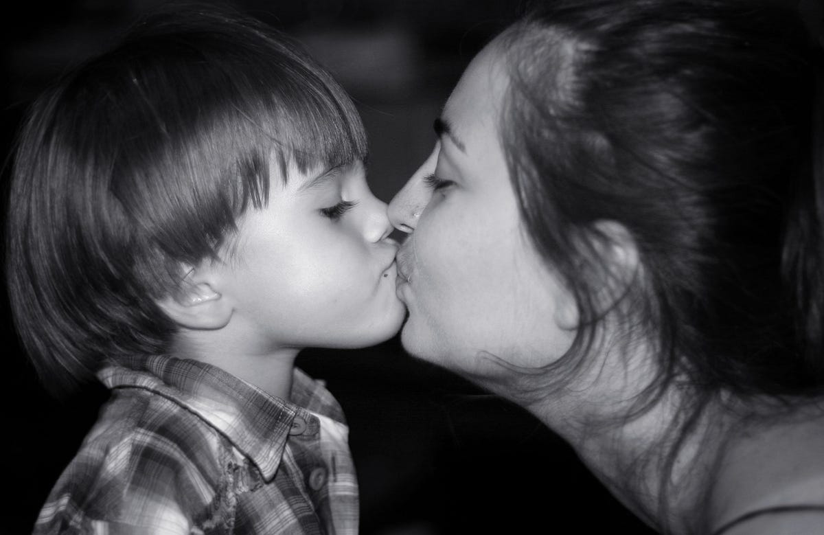 Embrasser un enfant sur la bouche by Joselyne DB Medium 