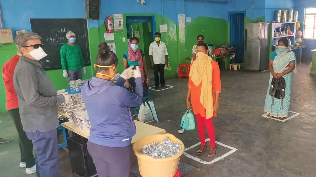 We Are Providing Meals To Daily Wage Earners In Association With Kvn Foundation By Paytm Paytm Blog