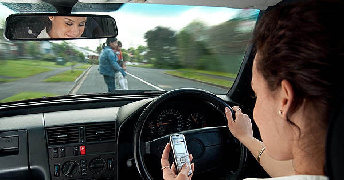 Por su seguridad al conducir. Usar el celular mientras conduce a… | by JUAN  CAMILO LLANOS BONILLA | Medium