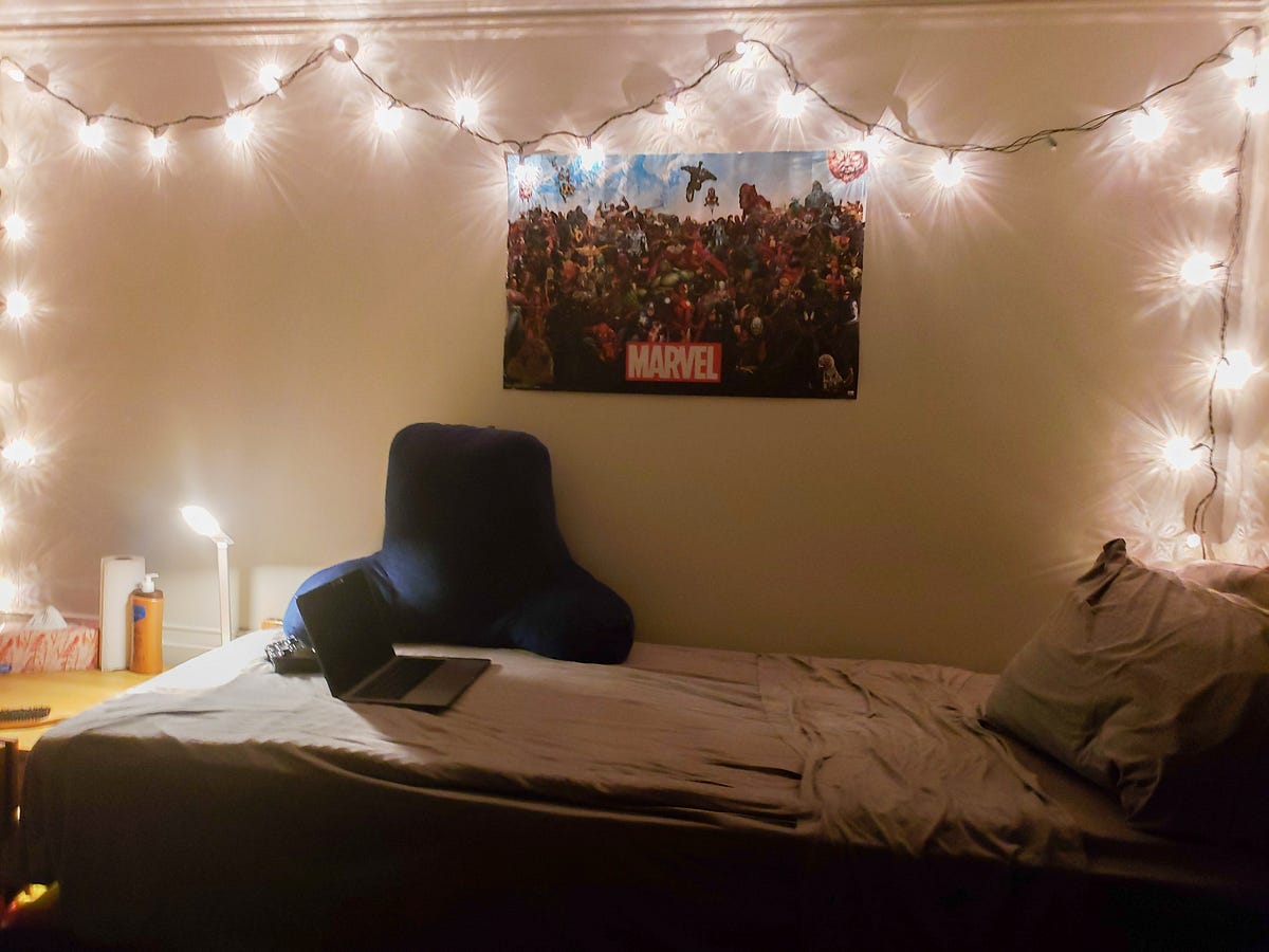 10 Easy Ways To Decorate Your Dorm Room With String Lights