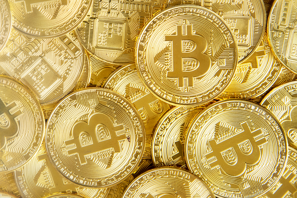 Bitcoin Reaches $76,060 Peak Before Falling Back; Trump Hints at Renewed Iran Talks