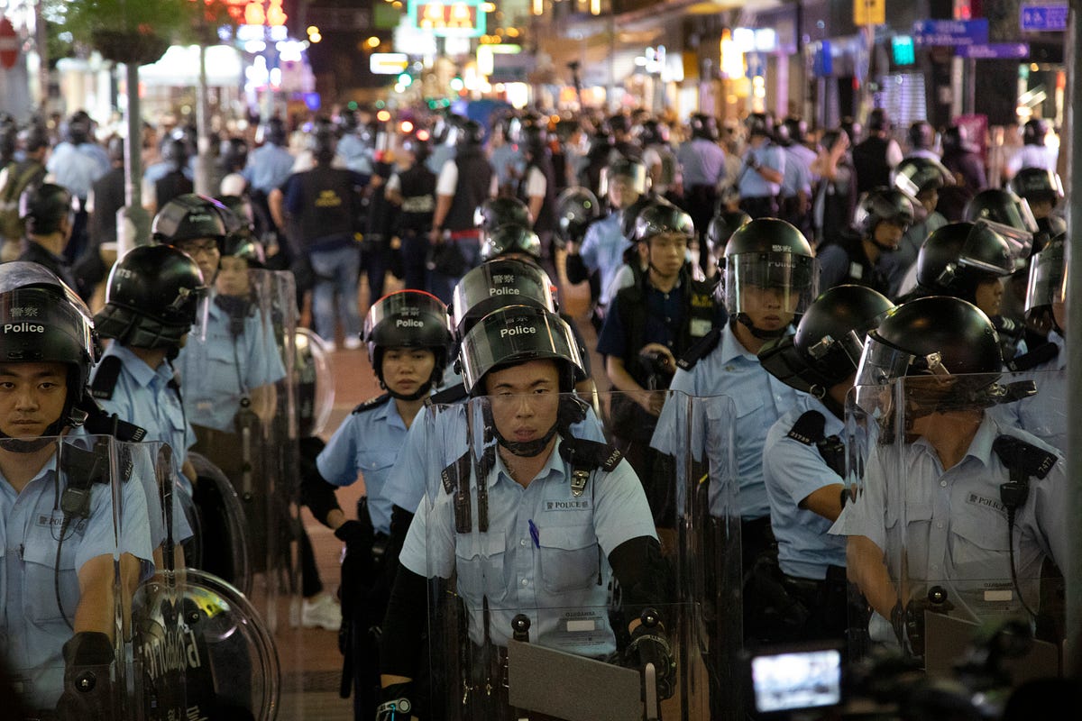 「低級白恤衫」自白：特區政府高官們，夠了，請放過我們 - feature.hk - Medium