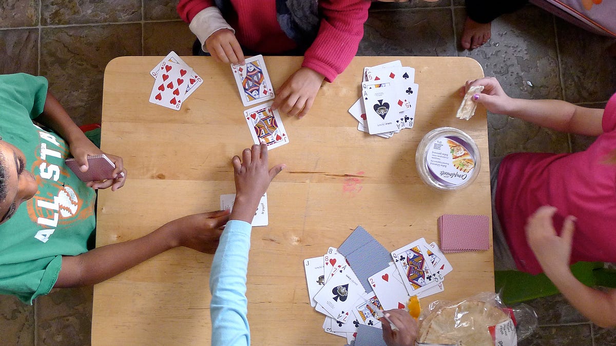 Маленькие дети в карты играют играют в карты пацаны
