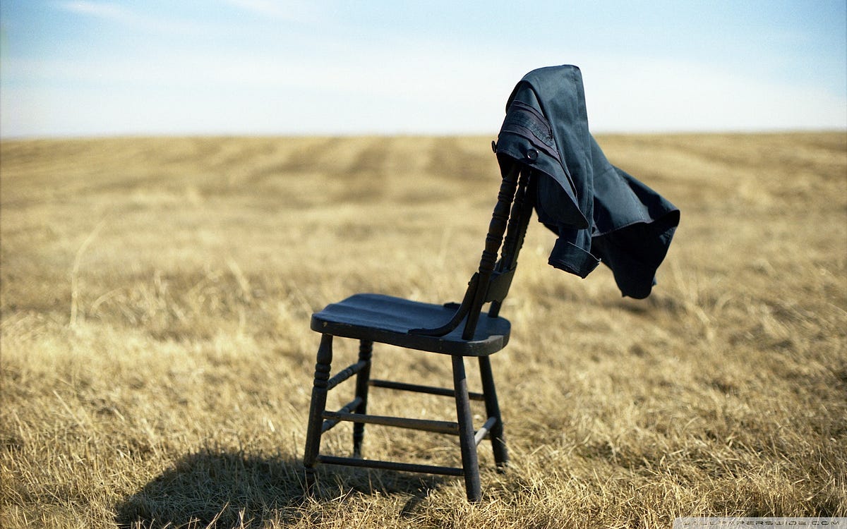Cadeira vazia. Sentada, Clarice via o tempo passar sem… | by Luana Simonini  | Luana Simonini | Escreva-se